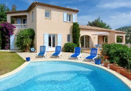 Villa mit Pool und Meerblick