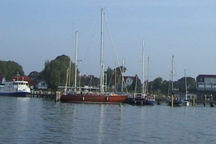 Der Breeger Hafen - von hier aus sind Fahrten zur Insel Hiddensee, zu den Störtebeker-Festspielen sowie Rundfahrten auf dem Breeger und Jasmunder Bodd