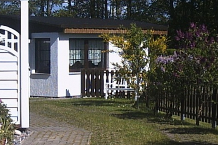 Blick auf das Ferienhaus (Bungalow) im hinteren Teil unseres Gartens.