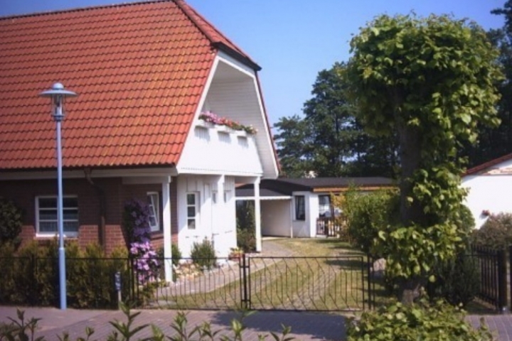 Unser Wohnhaus - in der oberen Etage befinden sich die beiden Ferienwohnungen. Im hinteren Teil des Gartens ist das Ferienhaus zu sehen.