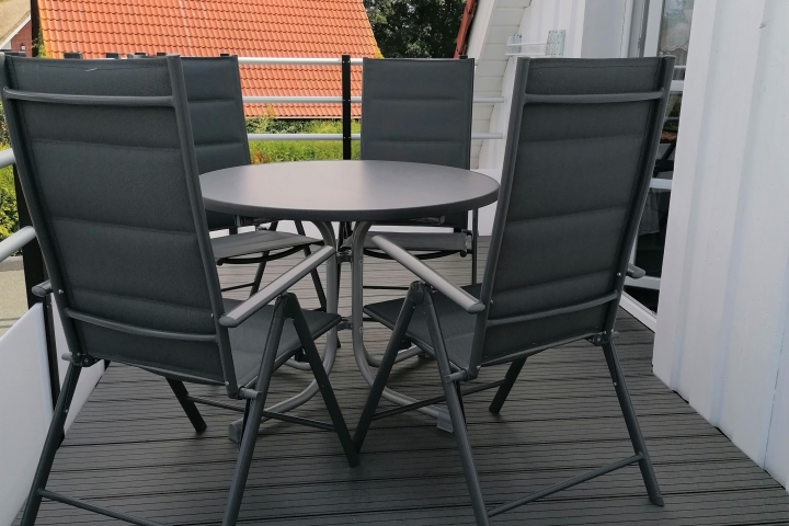 Dachterrasse - Sitzgruppe für 4 Personen (bei schönem Wetter morgens und abends Sonne)
