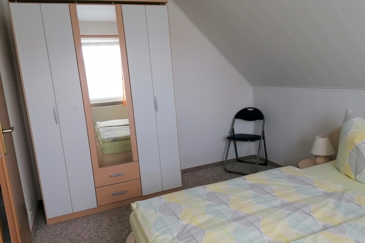 Schlafzimmer - Doppelbett und gleich rechts neben der Eingangstür der Kleiderschrank
