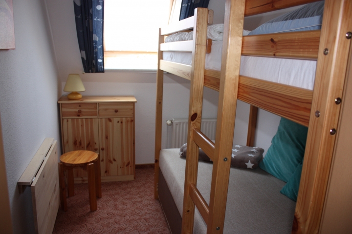 2. Schlafraum - Hochbett und Polsterliege, Kommode, Klapptisch und 2 Hocker