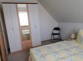 Schlafzimmer - Doppelbett und gleich rechts neben der Eingangstür der Kleiderschrank
