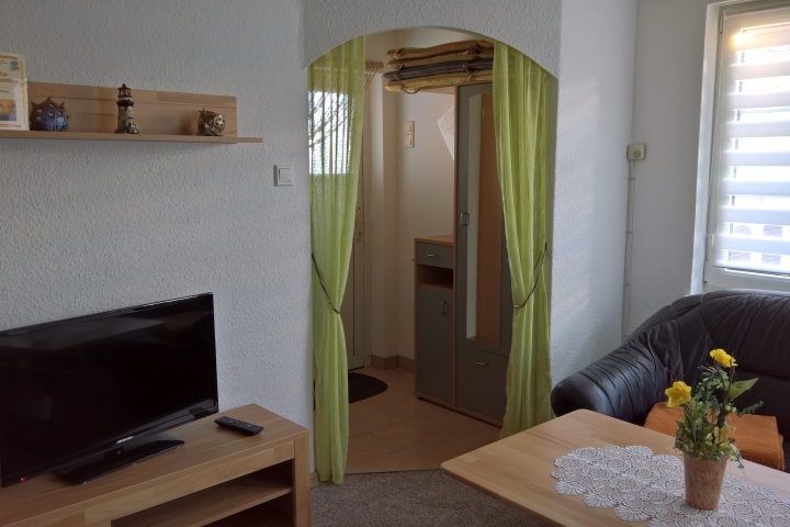 Wohnraum mit Blick auf den Eingangsbereich / Vorraum