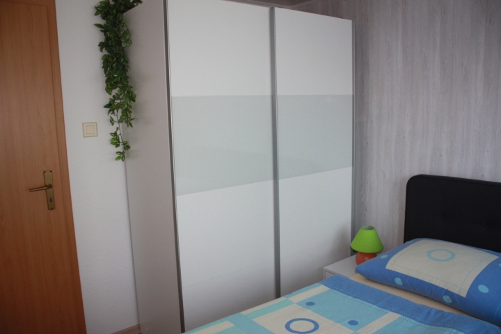 Schlafzimmer - Doppelbett und Kleiderschrank