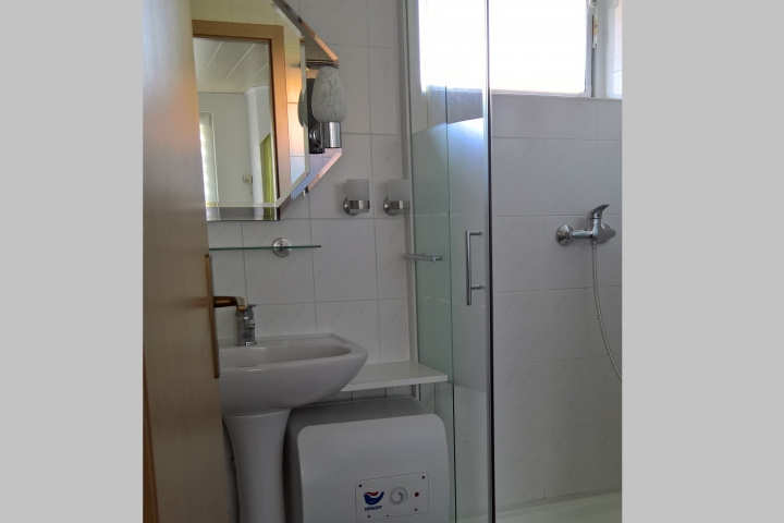 Bad - Runddusche, Waschbecken, Spiegel mit Beleuchtung und WC