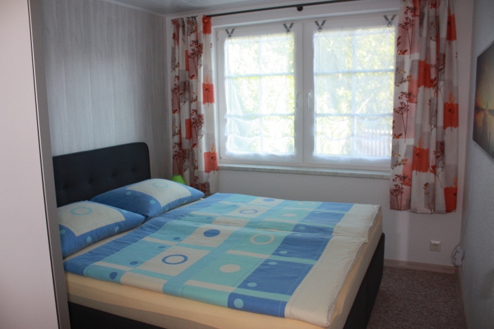 Schlafzimmer - Doppelbett und gleich links der Kleiderschrank - das Fenster zeigt nach hinten zur Sitzecke