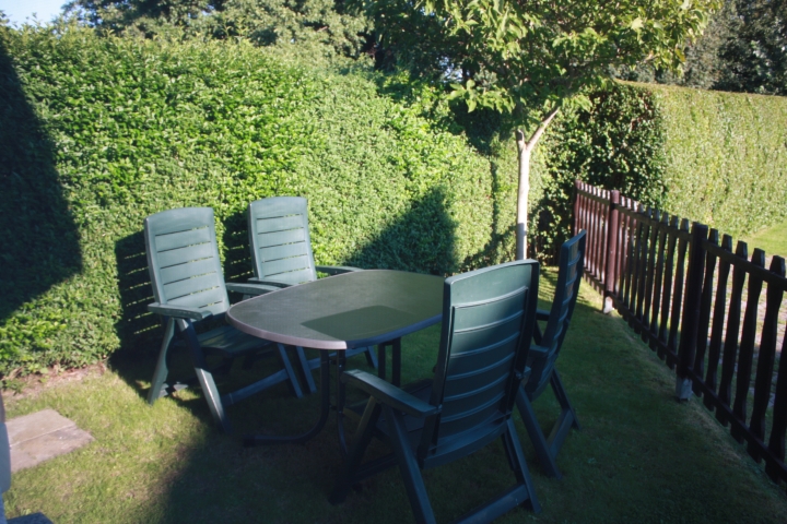 Sitzecke - hinterm Ferienhaus, Gartenmöbel und Grill