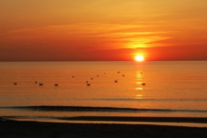 Ein herrlicher Sonnenaufgang am Ostseestrand in Juliusruh.