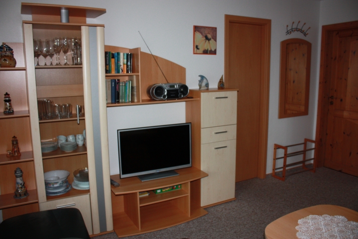 Wohnraum - Wohnwand, rechts daneben die Tür zum Schlafzimmer und die Eingangstür der Ferienwohnung
