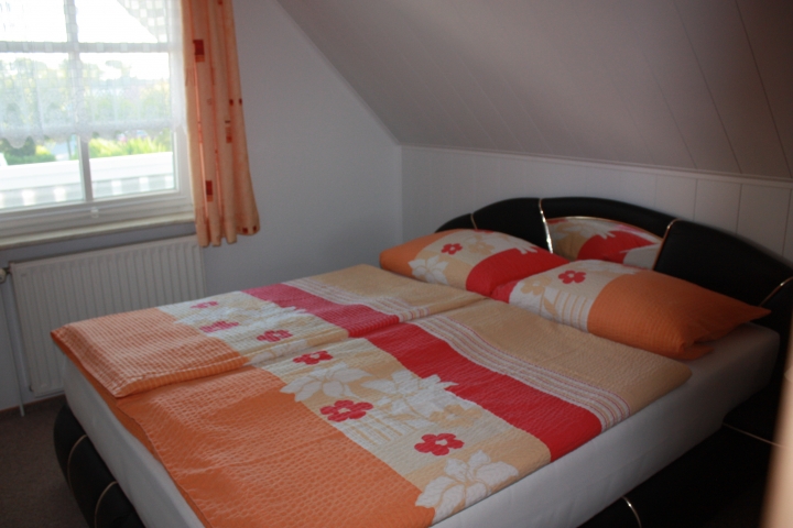 Schlafzimmer mit Doppelbett - Kleiderschrank befindet sich gleich rechts