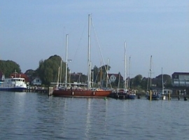 Der Breeger Hafen - von hier aus sind Fahrten zur Insel Hiddensee, zu den Störtebeker-Festspielen sowie Rundfahrten auf dem Breeger und Jasmunder Bodd