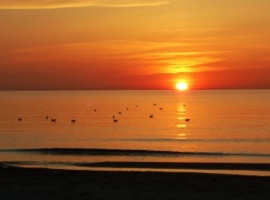 Ein herrlicher Sonnenaufgang am Ostseestrand in Juliusruh.