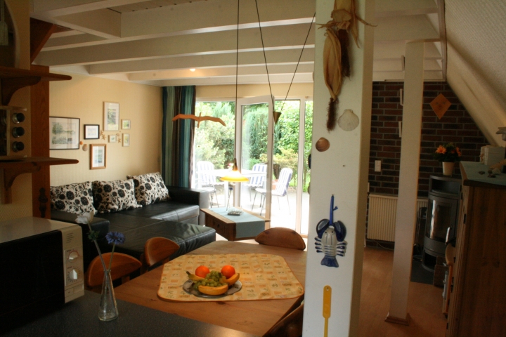Blick quer durch von der Küche ins Wohnzimmer/ Terrasse.