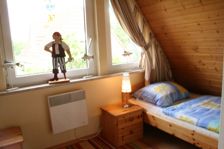 Kinderschlafzimmer. (Zwei getrennte Betten.)
-Wohnbeispiel-