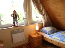 Kinderschlafzimmer. (Zwei getrennte Betten.)
-Wohnbeispiel-