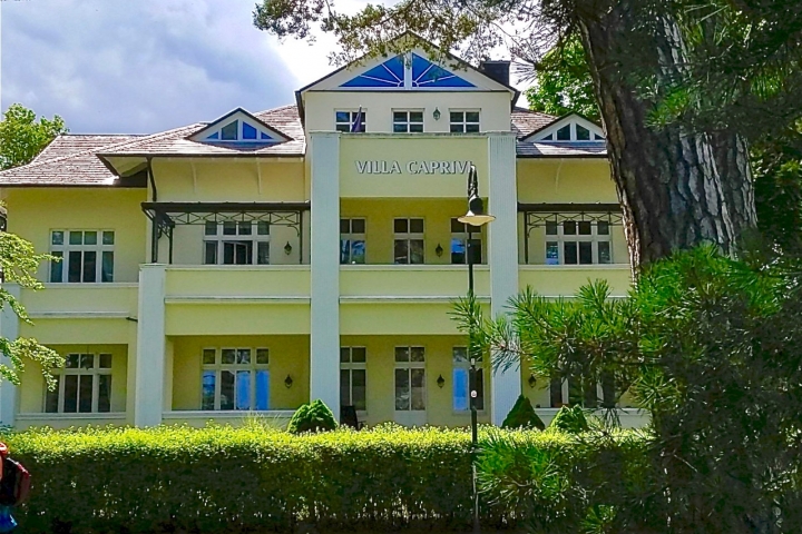 Die Villa von der Strandpromenade