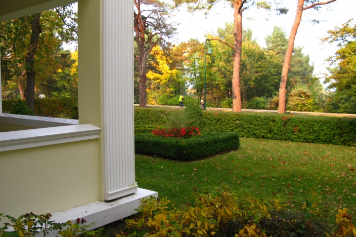 Blick von der Frühstücksveranda in den Garten