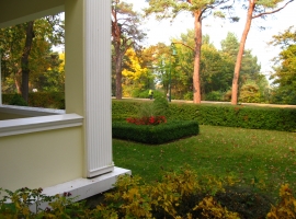 Blick von der Frühstücksveranda in den Garten