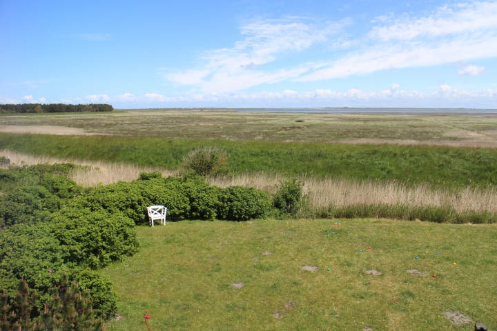 Blick in den Garten und aufs Wattenmeer