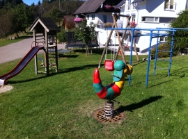 Kleiner Spielplatz am Haus