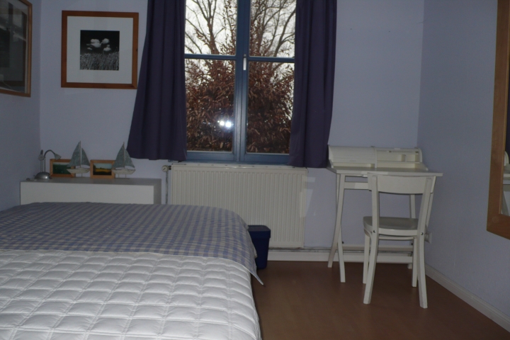 Ferienwohnungen in Seedorf | Schlafzimmer mit 140er Bett und Schreibecke