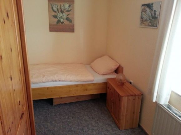 Kleines Zimmer, Einzelbett und Kleiderschrank