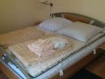 Eltern-Schlafzimmer mit Doppelbett