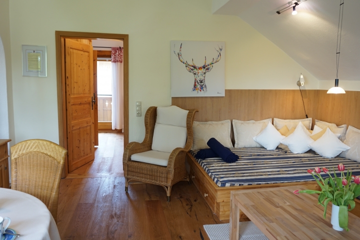 Wohnzimmer mit Übergang zum Schlafzimmer
