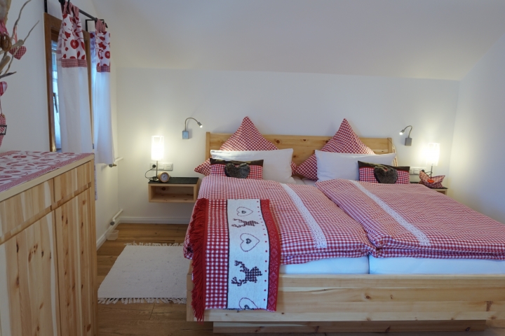 Ferienwohnung Landhaus Carina | Uriges Schlafen in
Zirbenholzmöbeln