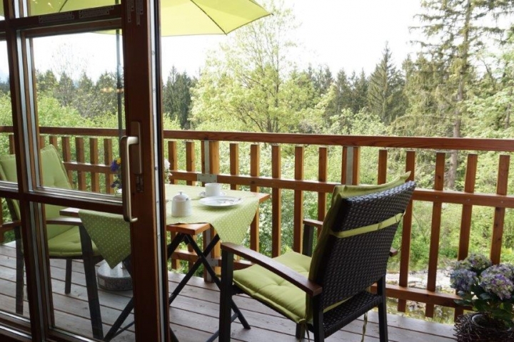Frühstücken mit Blick auf die Lechauen und Garten