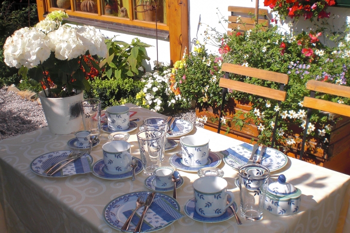 Kaffeetafel im Vorgarten