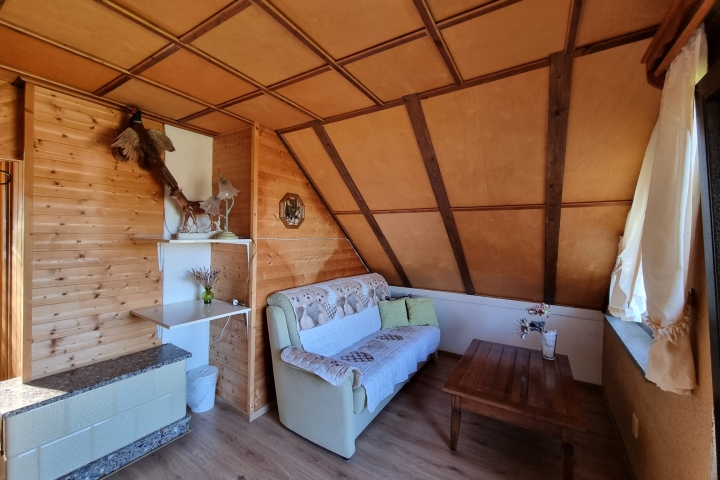 Großer Schlafraum mit Doppelbett und gemütlicher Sitzecke, mit herrlichem Blick in die Natur... Sofa kann zum Schlafen ausgezogen werden.....