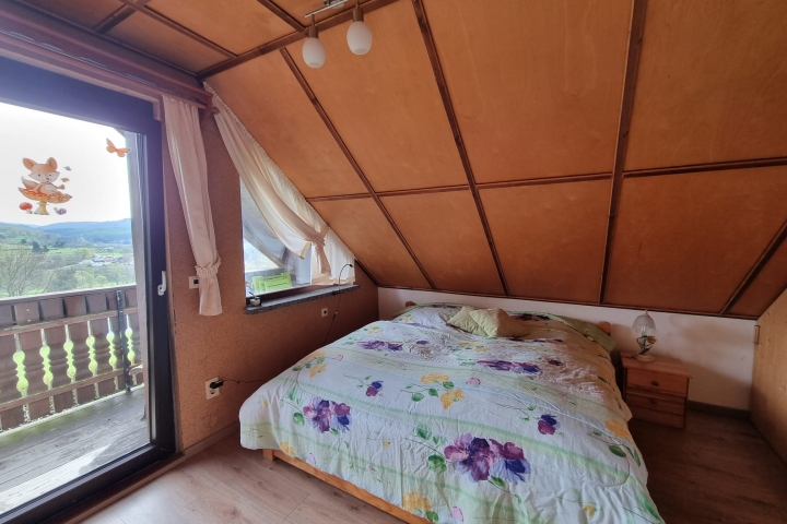 Doppelbett mit freiem Blick und Zugang zum Balkon