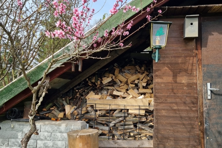Unser Holzlager... das Holz ist fertig für Dich zum Verfeuern... Möchtest Du selber zum Beil greifen? .... auch kein Problem !