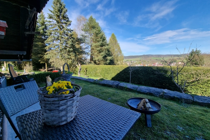 Terrasse am Gartenteich mit herrlichem Ausblick in die Umgebung