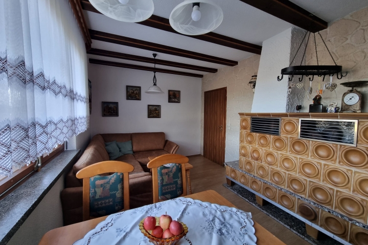 Wohnzimmer frisch renoviert mit unserem 
kuschlig-warmen Kachelofen