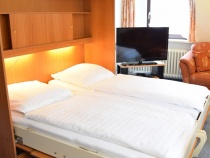 Schlafzimmer/Wohnzimmer mit ausklappbaren 2 Schrankbetten
Ausstattung: 2 Schrankbetten mit integrierter Beleuchtung an den Kopfenden