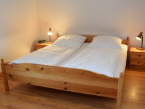Schlafzimmer mit Ehebett
Ausstattung: Kleiderschrank, Sitzgelegenheit, Nachttischen & Uhrenradio