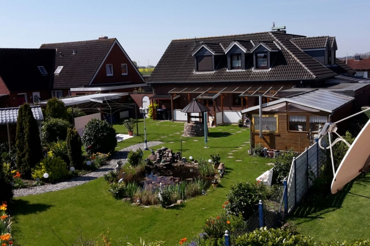 Hinteransicht vom Haus mit Garten