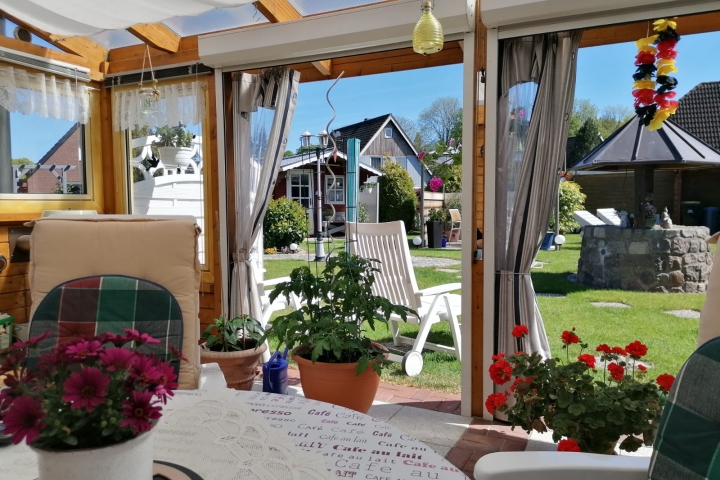 Überdachte Sitzecke im Garten