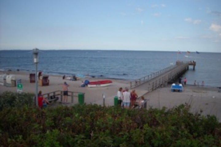 Naturstrand in Ostermade.Kurtaxfrei!Strandkörbe sind vorhanden.Restaurant und SB-Markt,Minigolfplatz