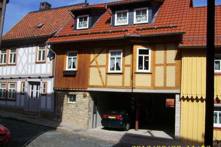 Carport und Durchgang zum Garten