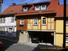 Carport und Durchgang zum Garten