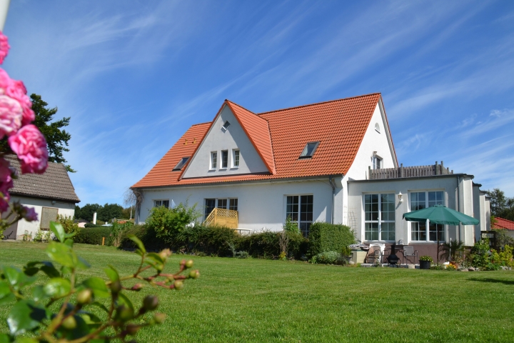 Ostseevilla Ferienwohnungen | Haus und Garten