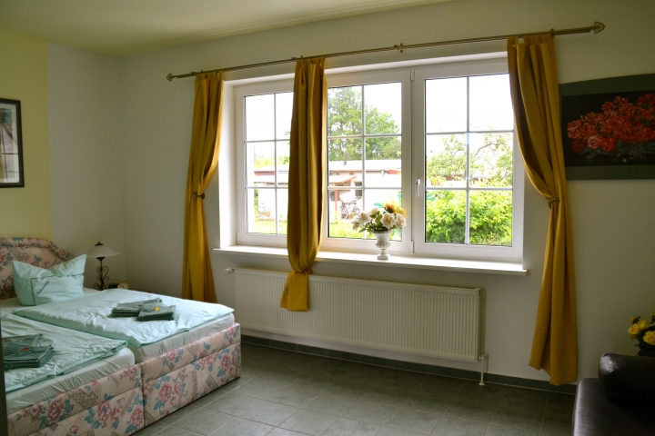 Schlafzimmer - Blick zum Garten