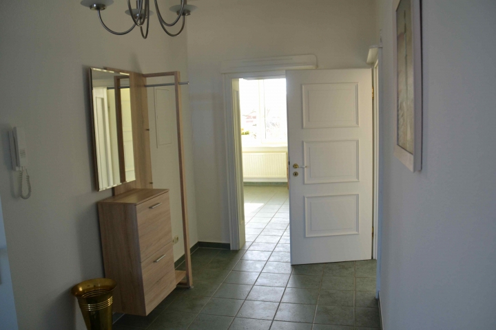 Diele mit Blick zum Schlaf- und Wohnzimmer