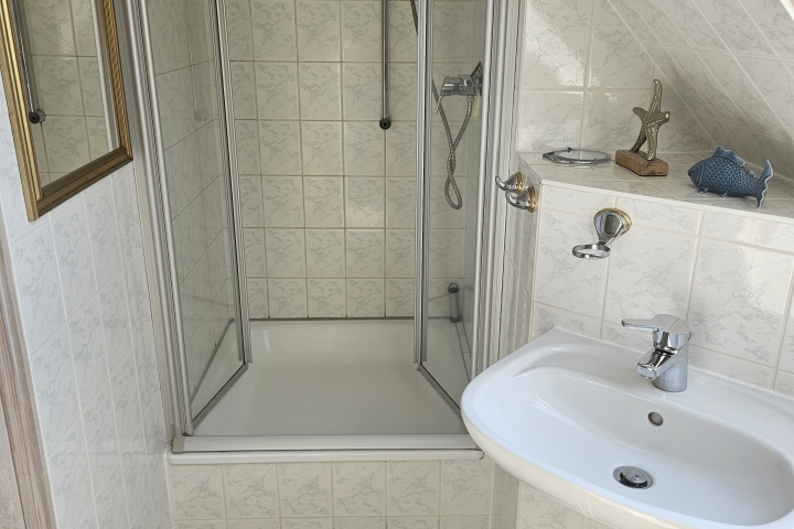 Bad mit Dusche und Badewanne