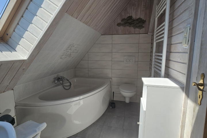 Bad mit Badewanne und Dusche